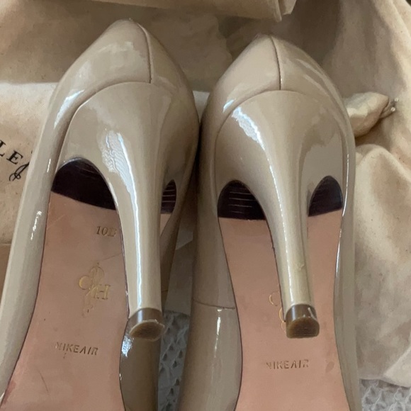 Cole Hahn Chelsea Pump - Picture 2 of 8